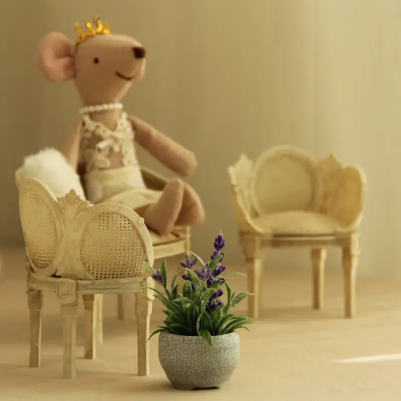 Sedie retrò in miniatura per la casa delle bambole